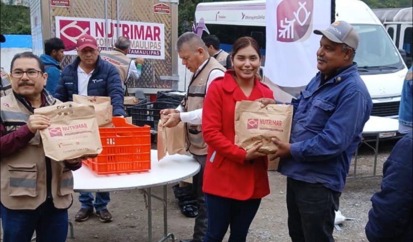 Entrega de pescado a habitantes del municipio de San Nicolás