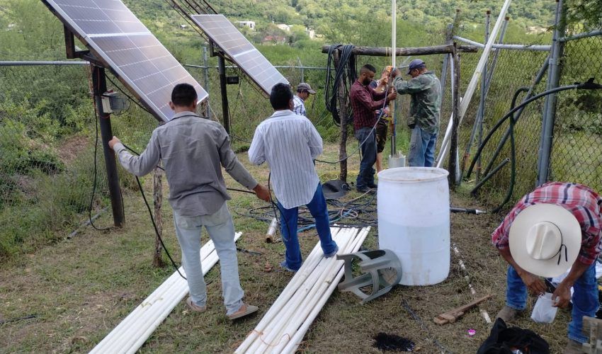 Instalación de bomba sumergible en el ejido Carricitos