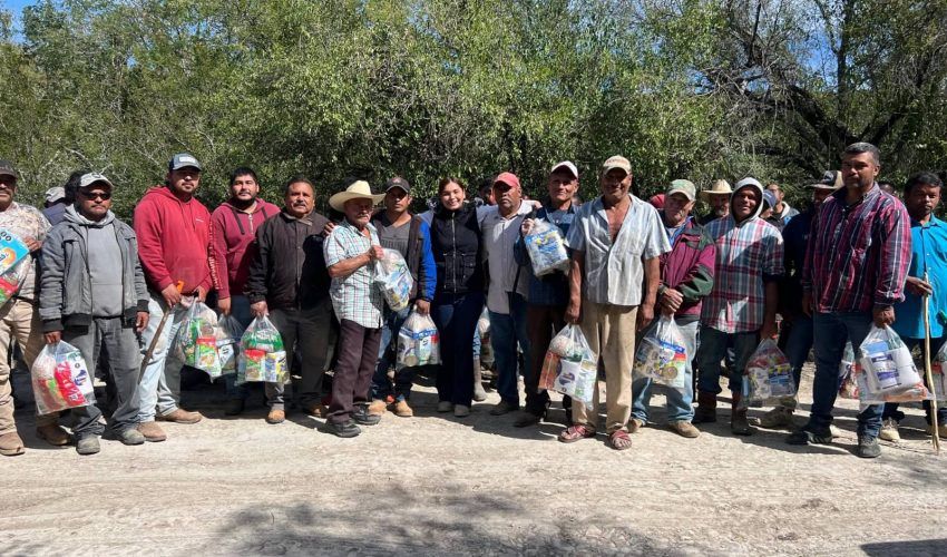 Entrega de despensas a habitantes que apoyan a la limpieza del camino rural tanques-ejido Las Virgenes