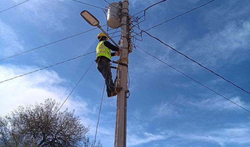 Instalación de luminarias suburbanas en el ejido Lauro Villar