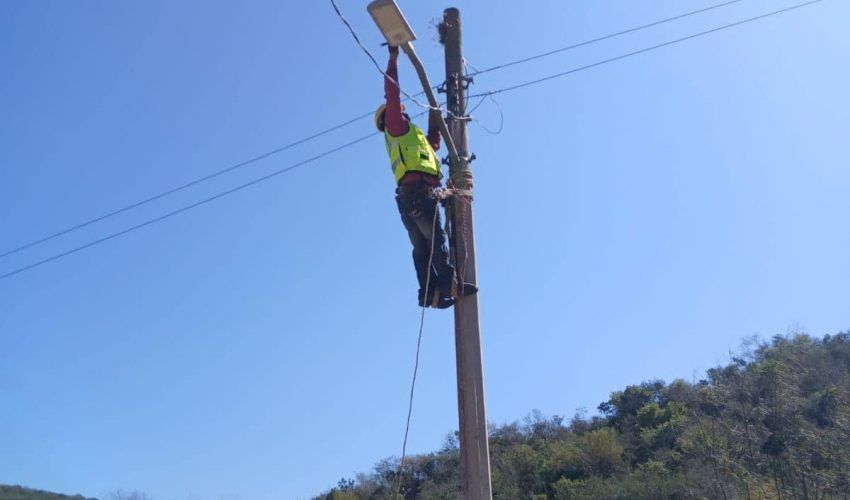 Instalación de luminarias suburbanas en la cabecera de San Nicolás, Tamaulipas