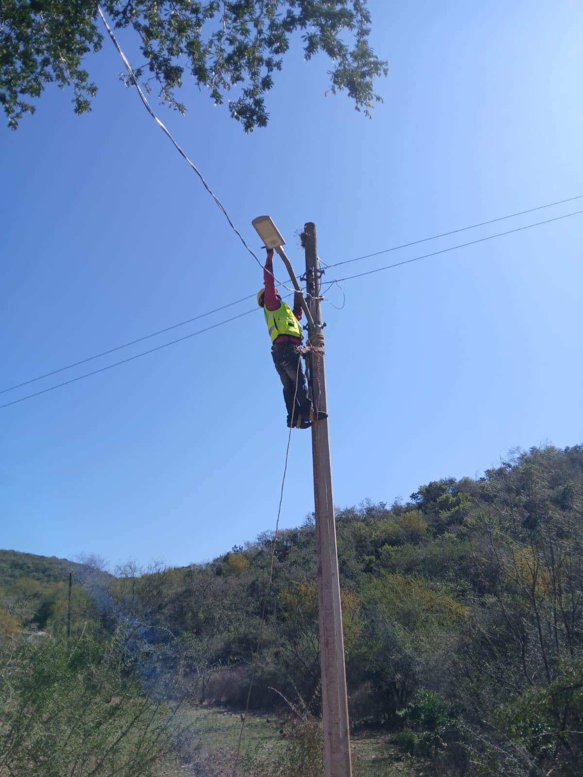 Instalación de luminarias suburbanas en la cabecera de San Nicolás, Tamaulipas